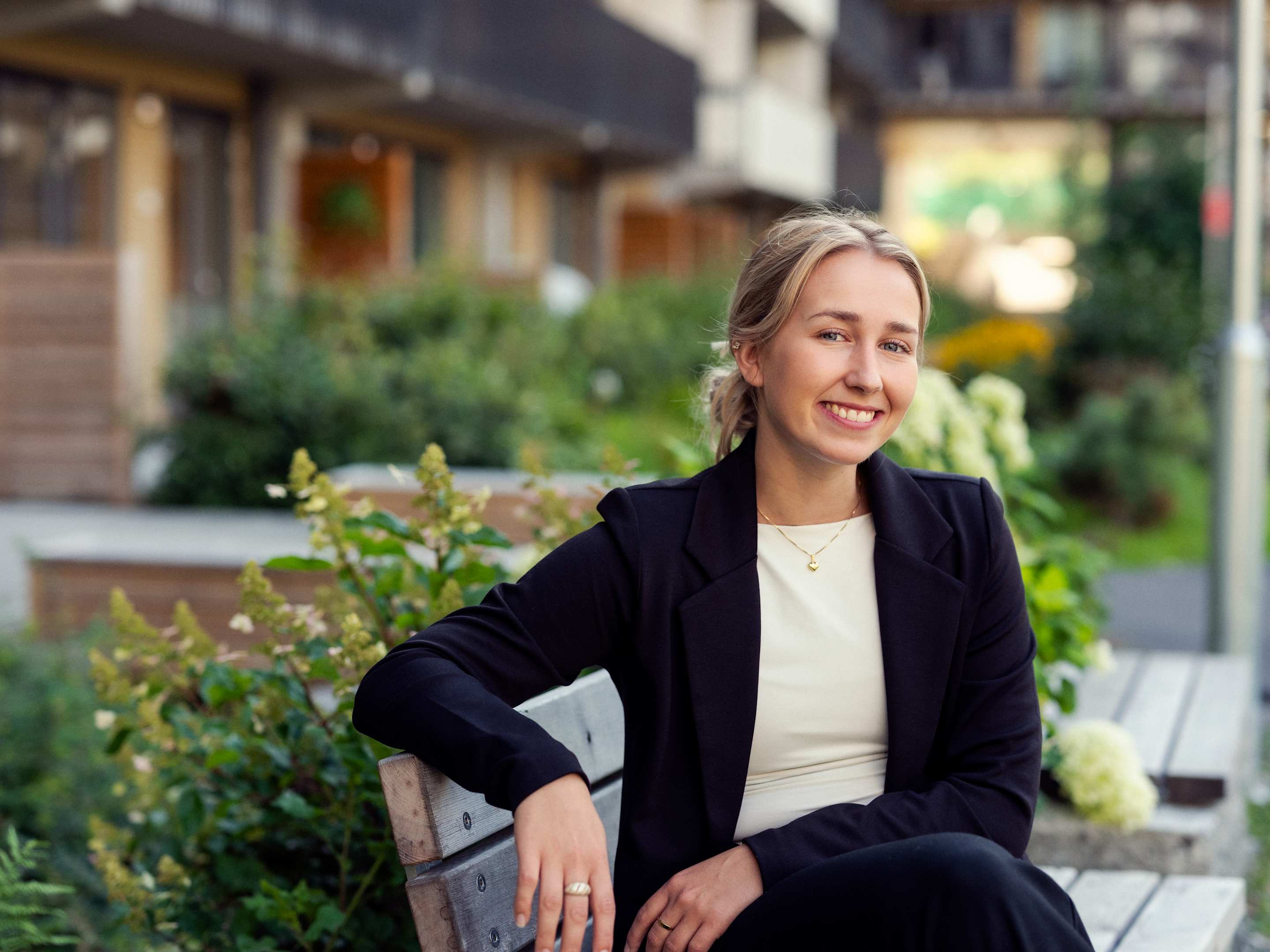 Summer intern Sigrid smiler til kameraet.
