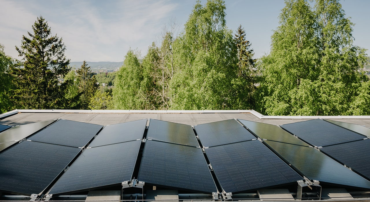 Solceller på taket til et OBOS-boligselskap.