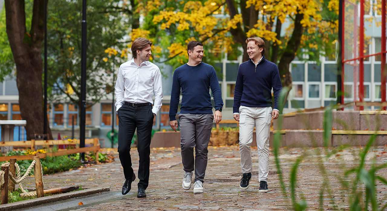 Konserntraineene går en tur i parken rett ved Hammersborg Torg. Fra venstre Sander P. Markussen, Herman Størby Ueland og Jørgen Bolkan.