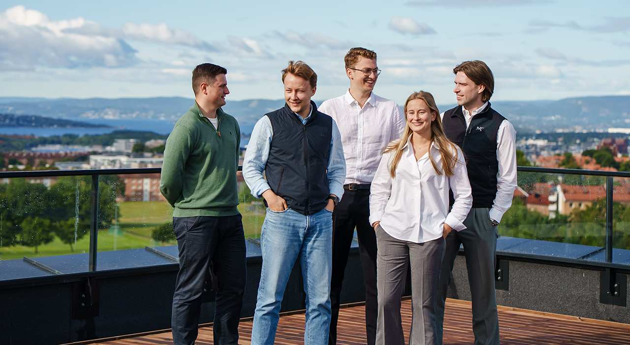 Konserntraineene i OBOS står på takterrassen på Construction City.