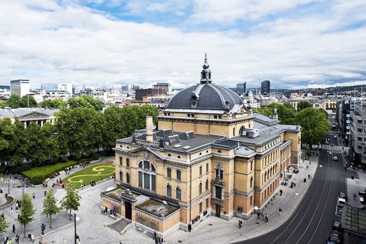 Den ruvende murstensbygningen Nationaltheatret sett fra luften.