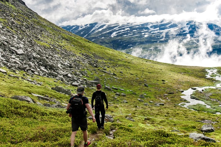 To menn som vandrer i fjellheimen