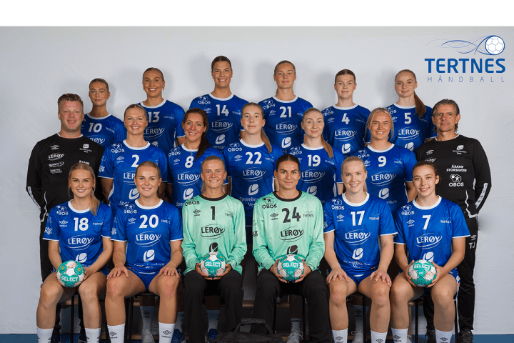 Jentelaget Tertnes Håndball Elite sitter oppstilt på tre rekker og smiler til fotografen