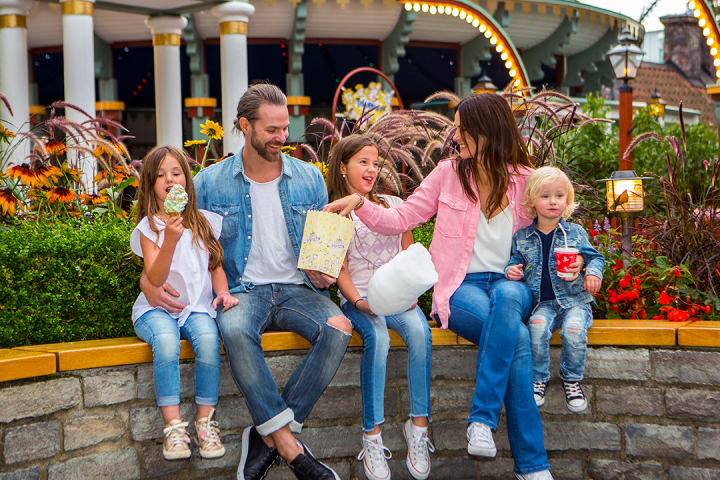 Familj som äter popcorn på Gröna Lund