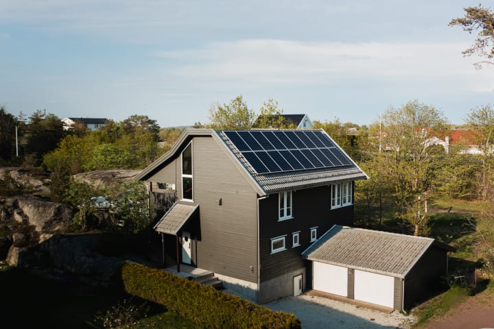 Et hus med solcellepanel på taket.
