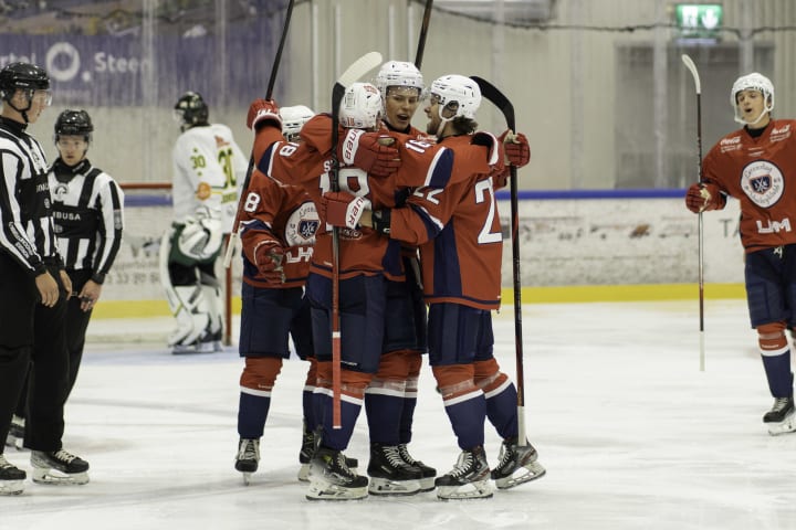 Foto av ishockeyspillerne fra Lørenskog Ishockey på isen.