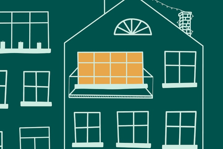 En hund ligger ute i hundehuset. Det står et juletre utenfor med pakker under.