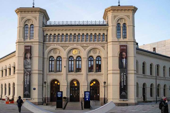 Bygget og inngangspartiet til fredssenteret