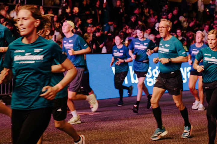 Personer som springer under Midnattsloppet