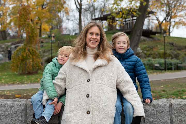 Katrin tillsammans med två barn