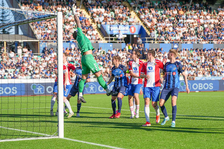 Foto av obos-ligaen i 2025 under en solfylt kampdag ved mållinja på stadion.