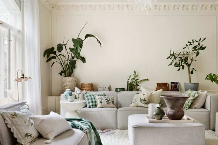 Soffa med pläd och kuddar från Hemtex