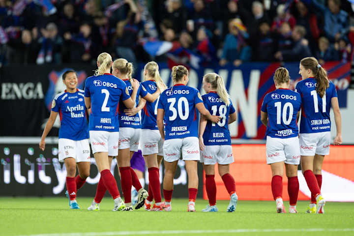 Foto av Vålerenga Kvinner som går samlet over fotballbanen.