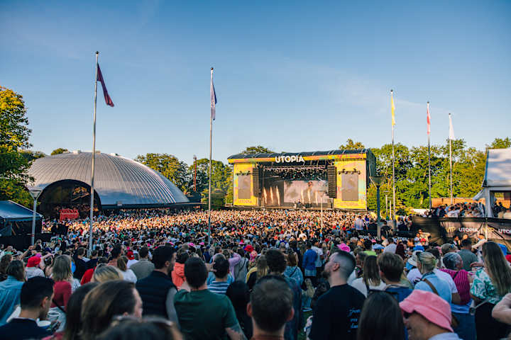 Foto av publikumshavet på Utopia en sommerkveld i sollyset.