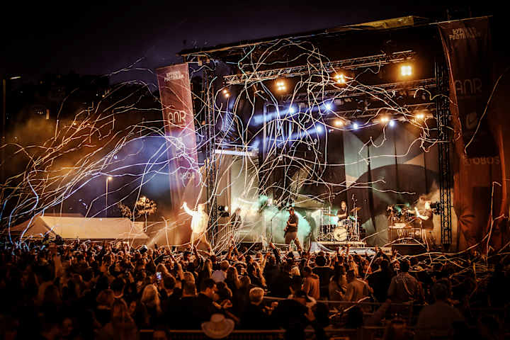 Foto av scenen under Byfjordfestivalen med jublende publikum.