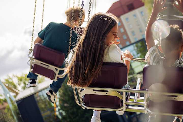 Två skrattande barn på Liseberg