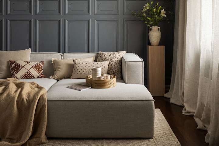 Soffa med pläd och kuddar från Hemtex
