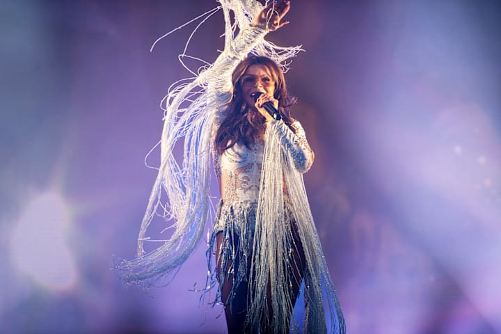 Foto av Carola på scenen under en av konsertene hennes.