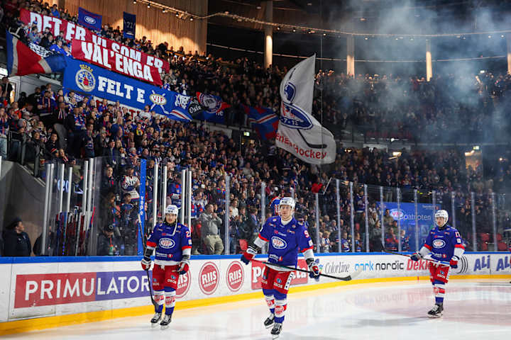 Spillere fra Vålerenga Ishockeyklubb feirer foran hjemmefansen etter et mål.