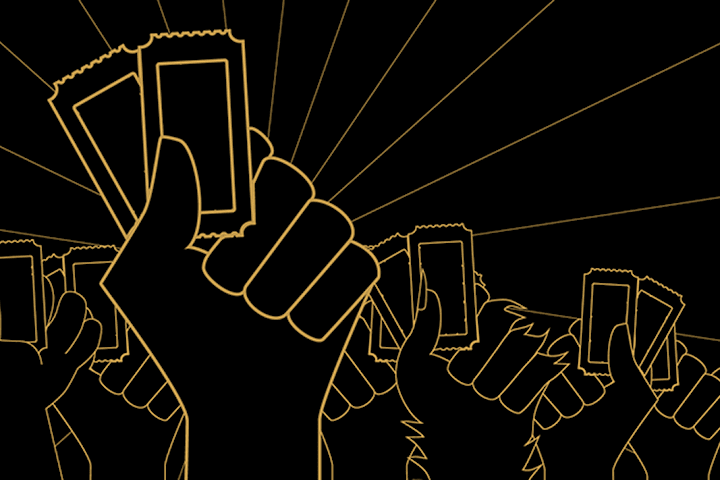 Bild på hand med biljetter 