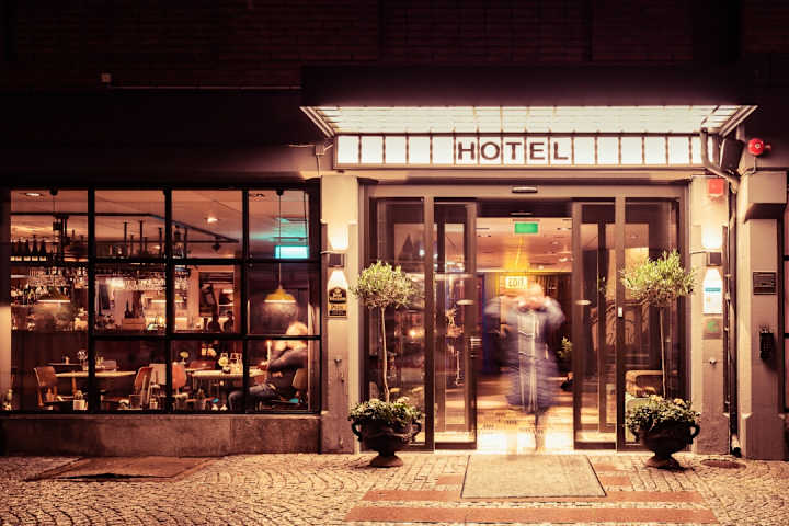 Bild på entrén till hotellet