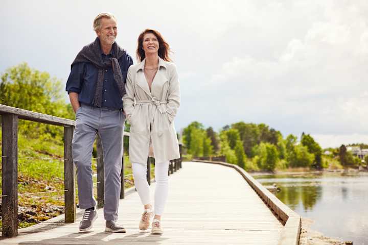 En mann og en kvinne går tur ute på en brygge på Fornebu.