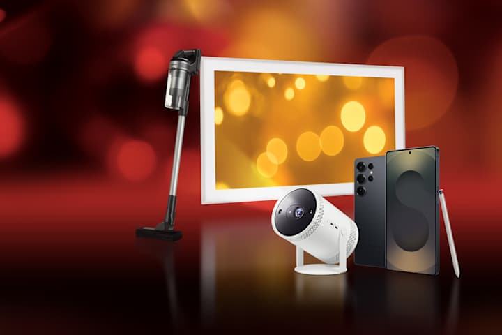 Illustrasjonsbilde av en smarttelefon, TV, støvsuger og projektor. Det er en blå bakgrunn.