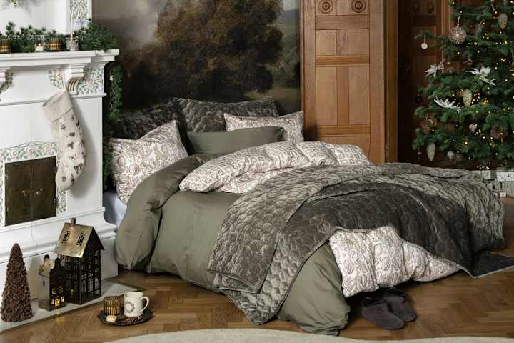 Soffa med pläd och kuddar från Hemtex