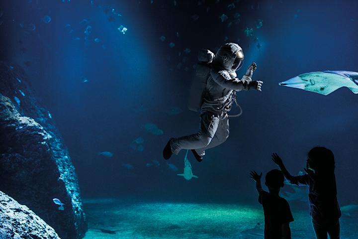 Bild på person i rymddräkt i akvarium 