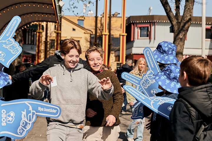 Medlemmar som springer in genom entrén