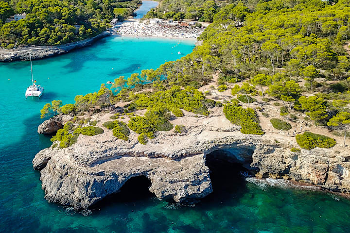 Turkost hav och klippor