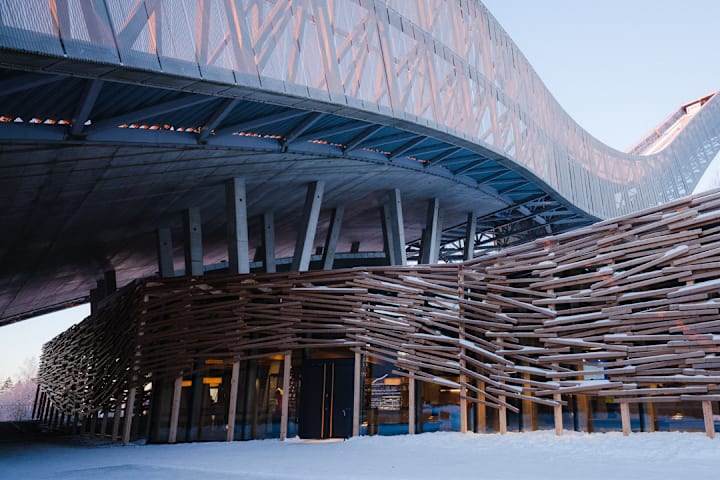 Nyrenoverade Skidmuseet under Holmenkollens hoppbacke.