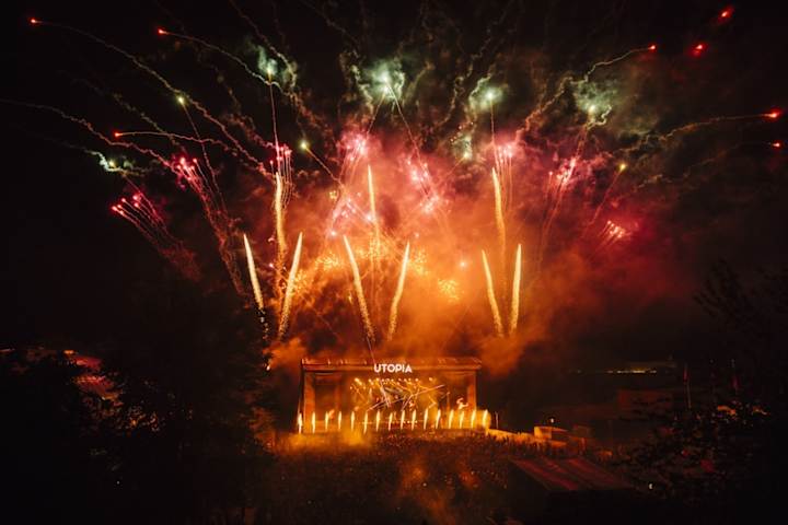 Utopia-scenen på natten med fyrverkeri.