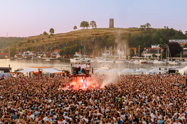 Lilla scenelys over publikum på konsert.
