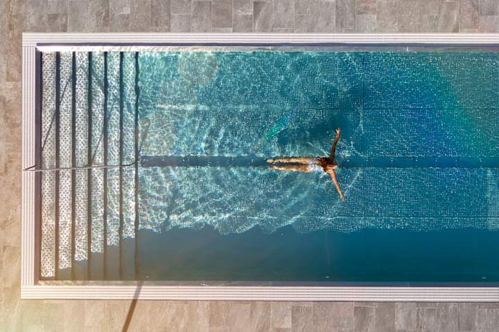 Kvinna som simmar i pool 