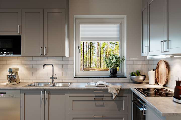 Öppet fönster med myggnät.