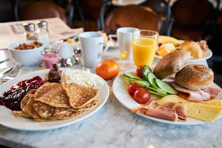 Hotellfrokost med mye godt