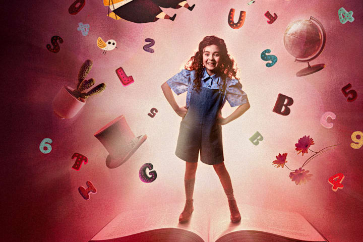 Illustrasjon med bilde av en smilende Matilda ikledd bluse og snekkerbukse. Hun står på en åpen bok, og rundt henne snurrer bokstaver, blomster, en flosshatt og en globus.