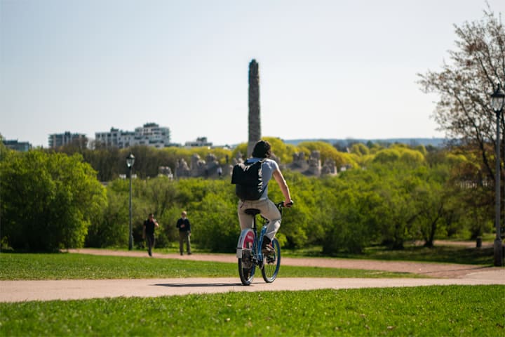 En mann sykler på Oslo Bysykkel i nærheten av Frognerparken