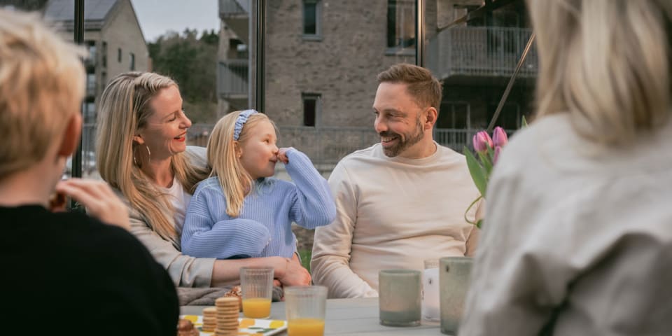 Bild på grannar som hänger 