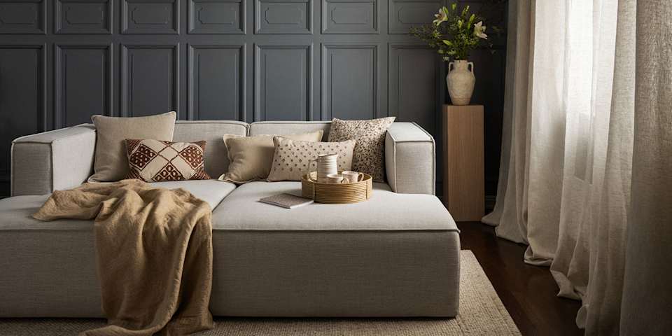 Soffa med pläd och kuddar från Hemtex