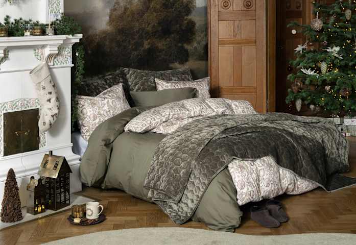 Soffa med pläd och kuddar från Hemtex