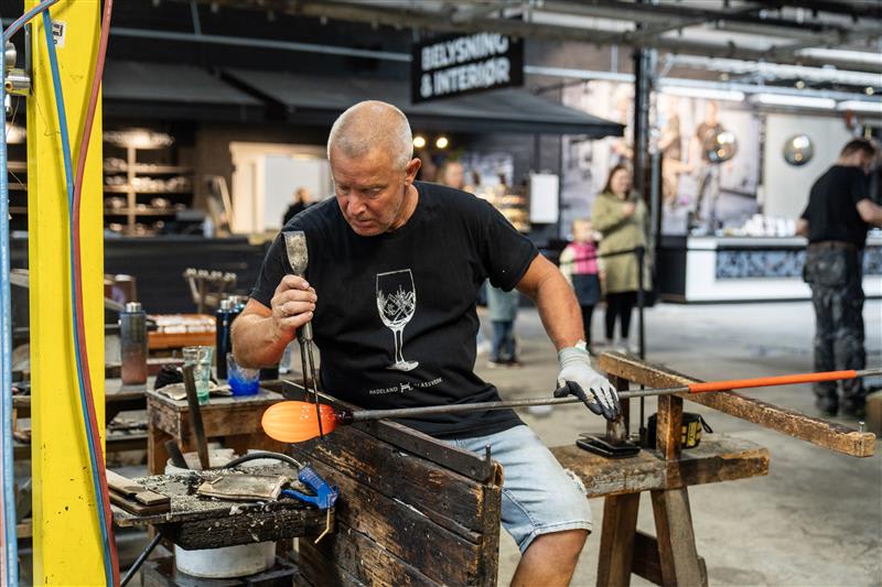 Mann som lager glass på Hadeland Glassverk.