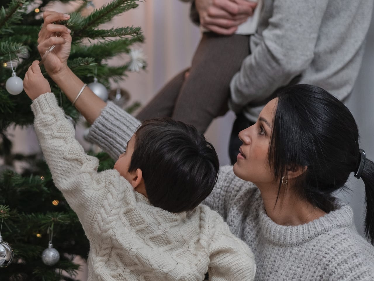 Mamma med barn utanför bostadshus