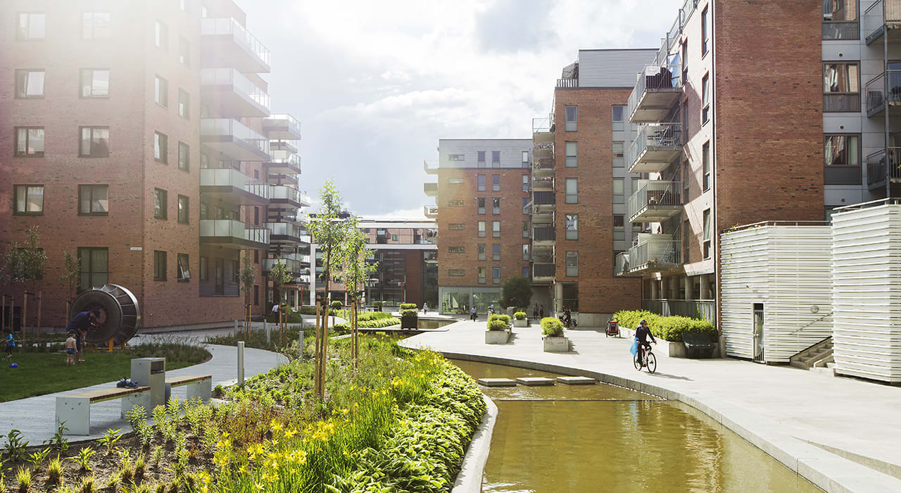 Bilde fra Kværnerbyen med grøntarealer og vannspeil