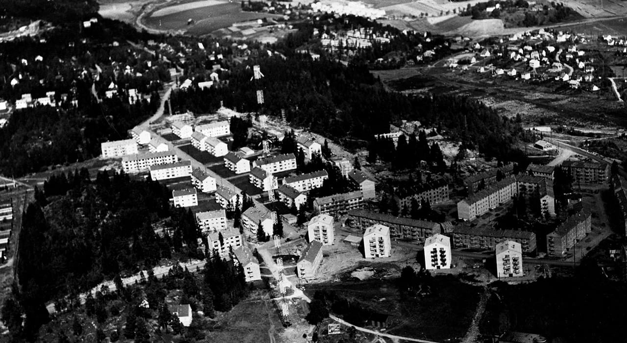 svartvit flygplansvy över bebyggelse