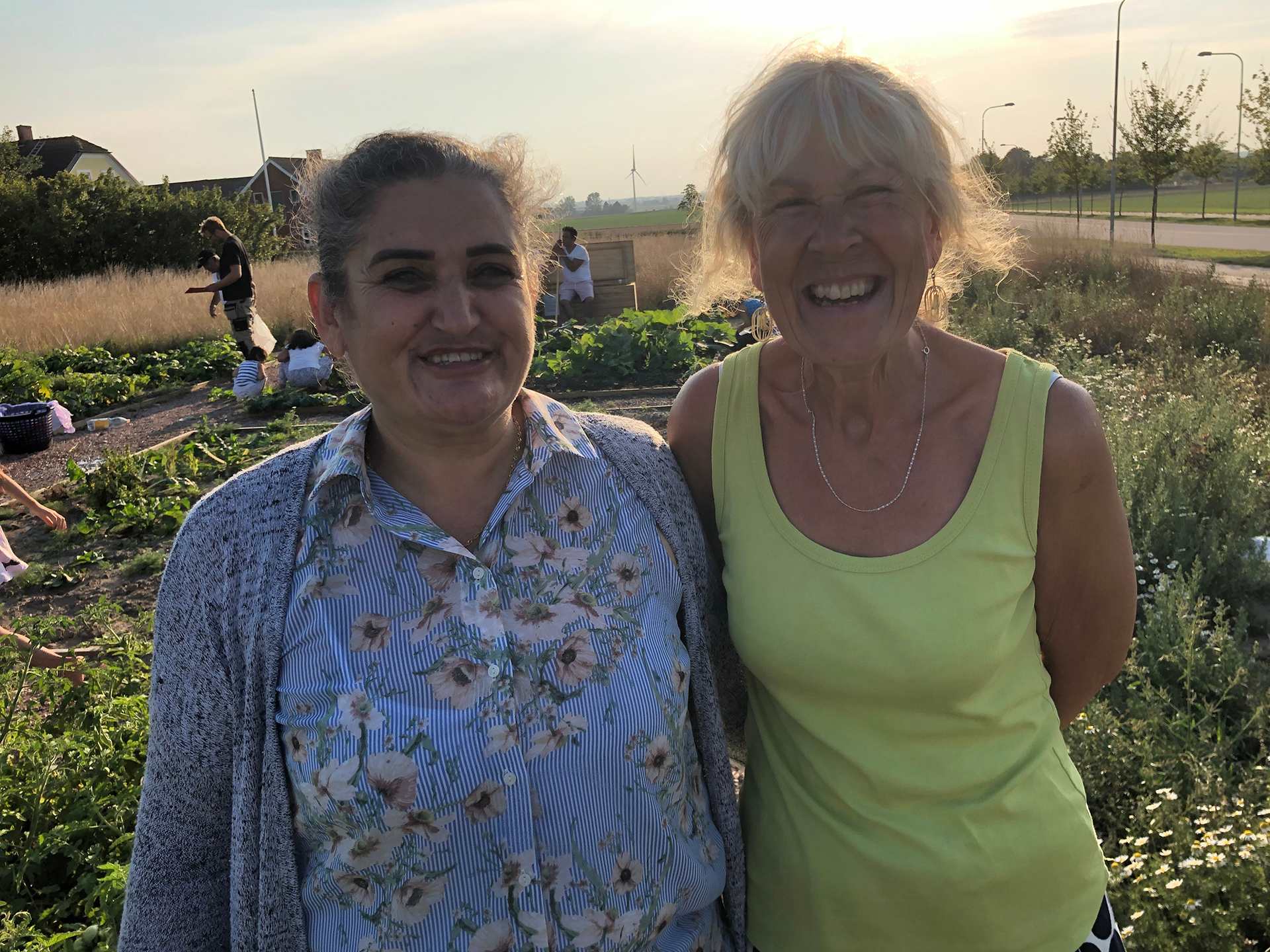 Två damer står framför ett odlingsland i dalby i lund
