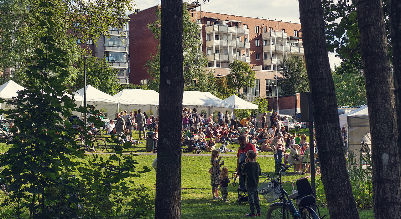 Festival i en Holmliaparken, med mange mennesker og partytelt