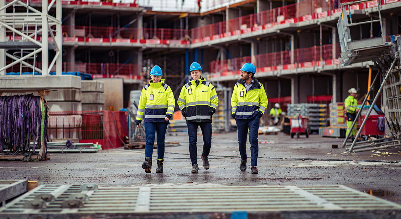 Bygningsarbeidere på en byggeplass på Ulven.