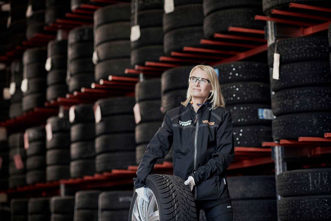 En dam på ett av Vianors däckshotell